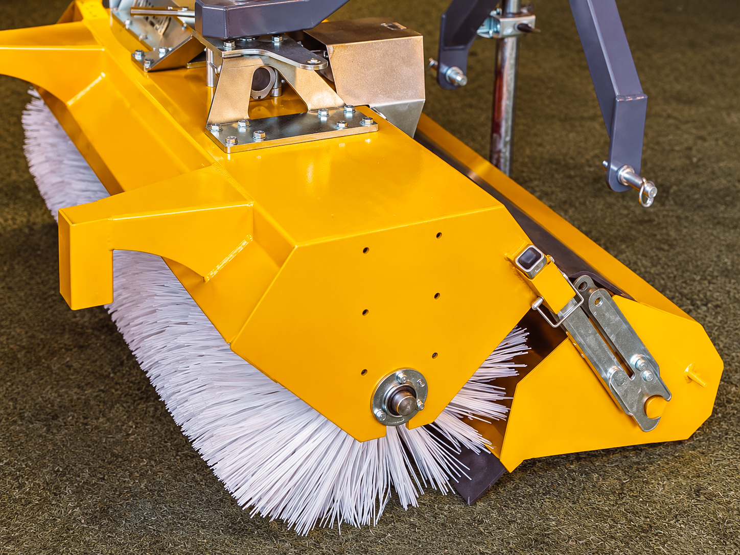 Detail van de borstel en gele kap van een Rumex veegmachine